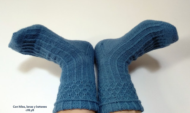 Con hilos, lanas y botones: Acorns Socks (Agata "Amanita" Mackiewicz)