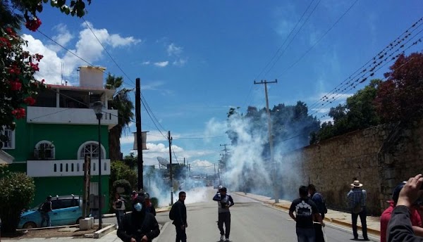  Gendarmería de EPN golpea brutalmente a maestros mientras les gritan “pinches perros”; luego entran a casas violentamente