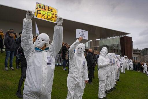 Miles de personas protestan en Holanda en contra de confinamiento