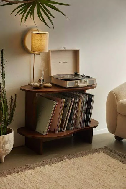 Furthermore, you can also easily choose items like record players and radios in your living room decoration.