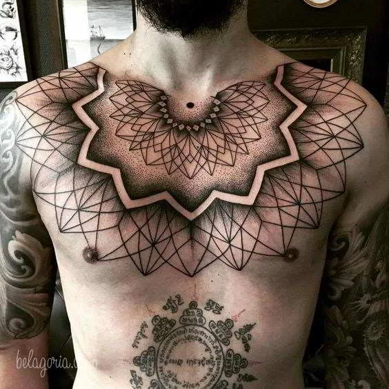 Vemos a un chico con tatuajes geometricos en las pectorales 