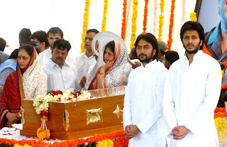 Ritesh at Father Vilasrao Deshmukh's funeral at Latur