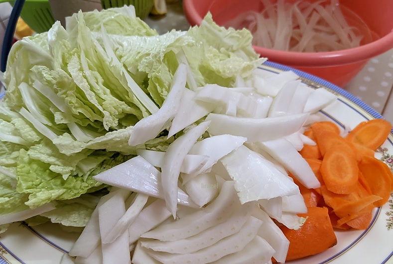 Stir fried vegetables: cut Chinese cabbage and carrot