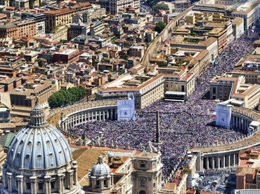 El Vaticano despide a Benedicto con sonidos de campanas