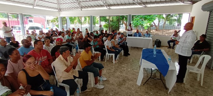 Vicepresidente de la Región Oeste 1 de Santiago Nelson Marte junto a su equipo de trabajo pide 4 años más para Luis Abinader