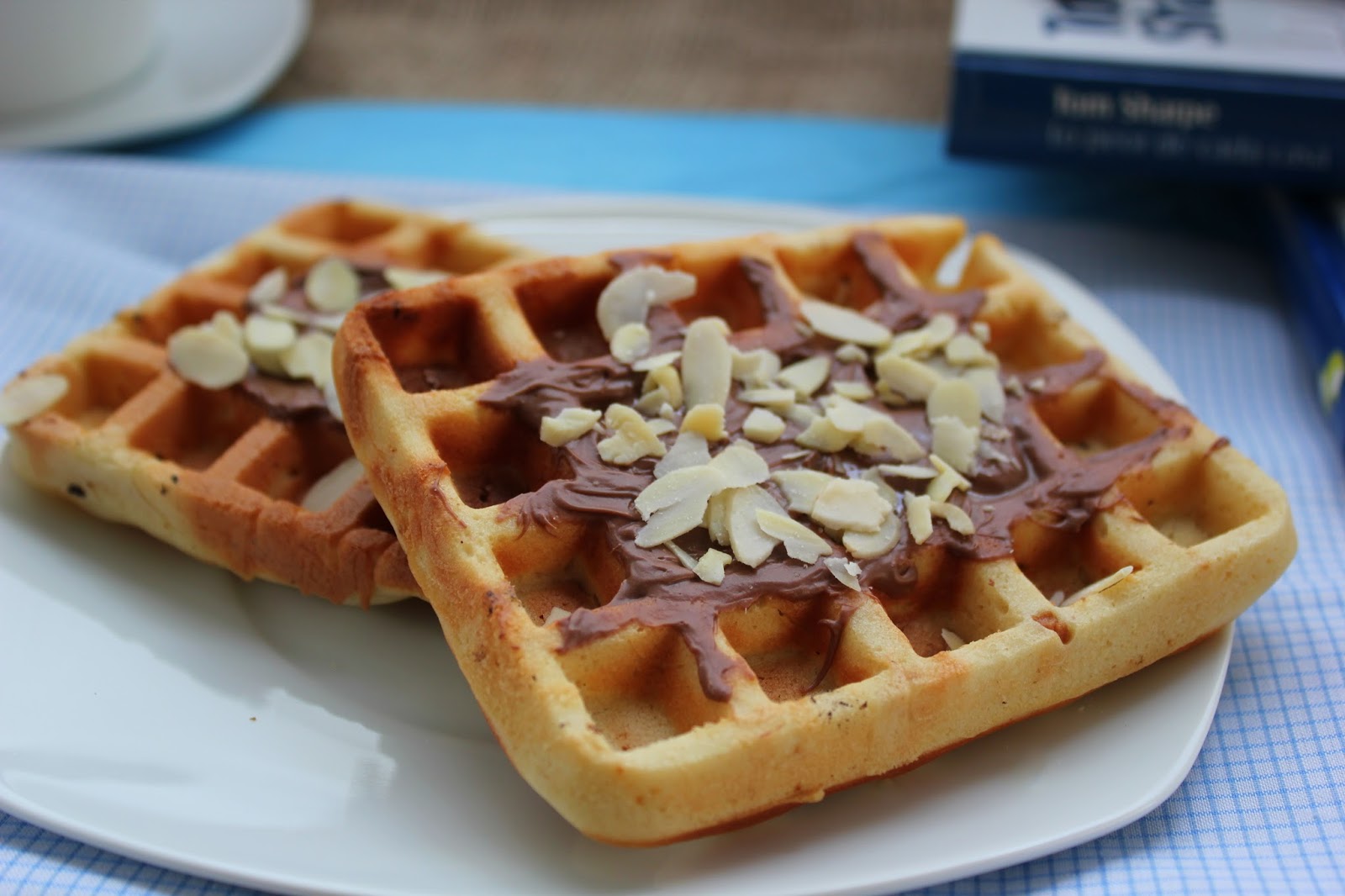 Gofres con Crema de Cacao y Almendras - Cocinando con las Chachas