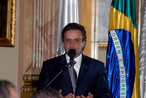 Senador Aécio Neves, carteira habilitação vencida, bafômetro, Lei Seca
