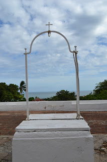  foto de arco de ferro com cruz no pátio do Convento Franciscano 