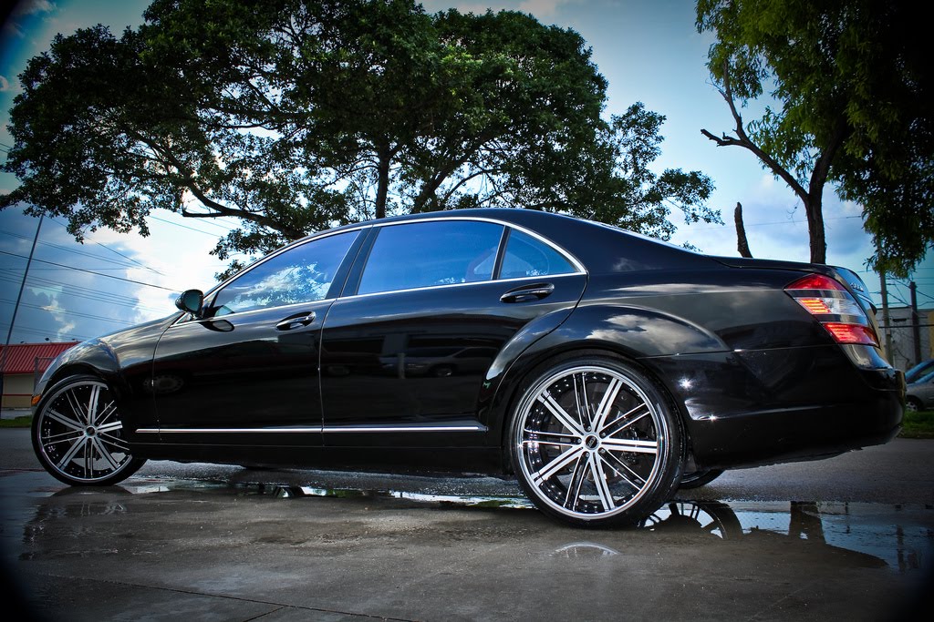 Big black and beautiful sits this Mercedes Benz S550 on 22 Moz Alpine 