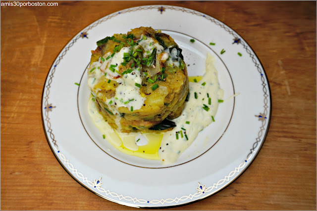 Plato Individual de Hash de Patatas, Puerros y Beicon acompañado de Salsa de Crème Fraîche con Cebollino