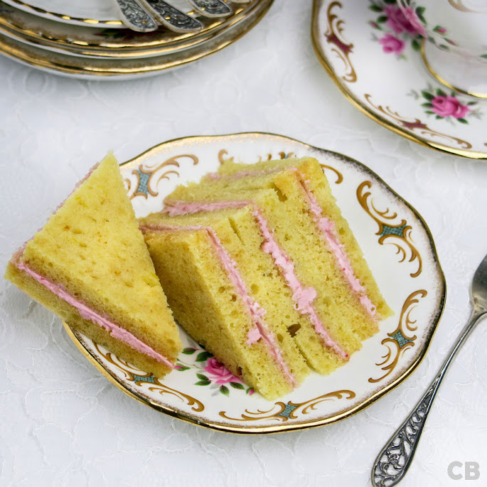 Recept: luchtige cakesandwiches voor je high tea gevuld met verrukkelijke frambozenroom