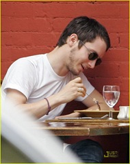 elijah-wood-lorange-bleue-cafe-12