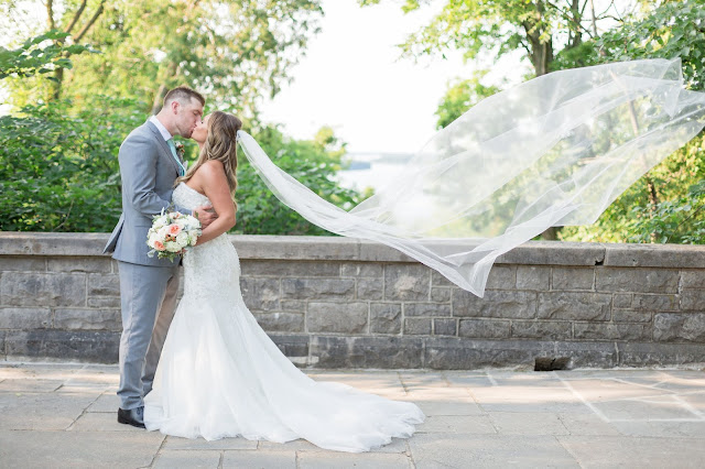 Niagara wedding planner | A Divine Affair | Kendra and Greg. Photo by Alexandra Del Bello Photography. Ceremony at Queenston Chapel with Niagara Parks Weddings. Wedding reception at Queenston Heights Restaurant. Mint, coral and gold wedding details. 
