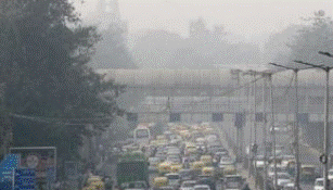 une ville polluée avec la fumée qui se dégagent des véhicules