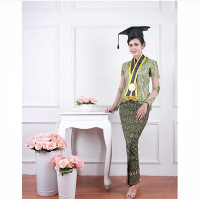 model kebaya wisuda warna hijau dengan rok batik panjang