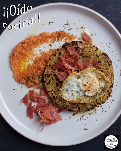 Rösti trufado con salmorejo, jamón y huevo