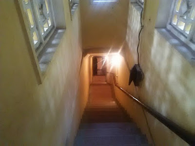 D67地下シェルターへ行く階段