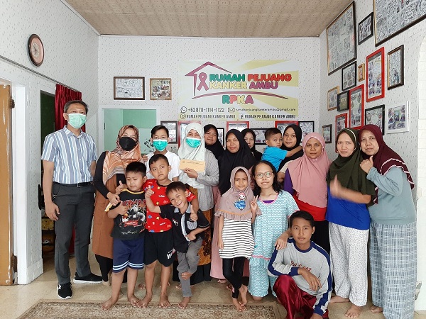 Ketua forum AR KPP Pratama Bandung Cibeunying Amin bersama para pejuang kanker di Bandung,  (Kamis, 09/09/2021)