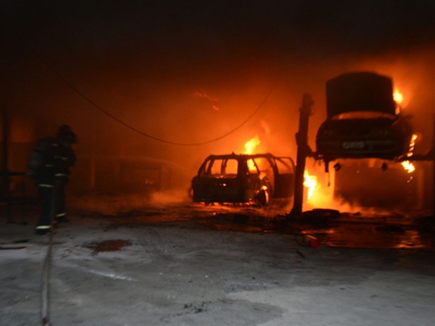 Dois carros ficaram destruídos com incêndio (Foto: Blog do Anderson)