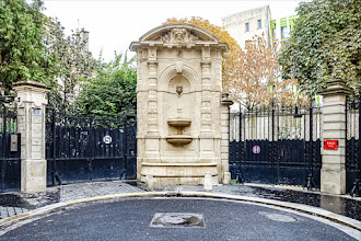 Paris : Fontaine de la rue du Cardinal Mercier, ouvrage néoclassique du XIXème siècle - IXème
