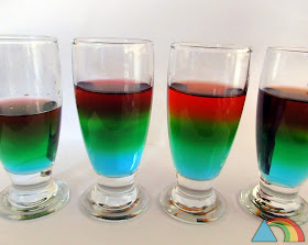 Vasos con líquidos de colores de diferentes densidades