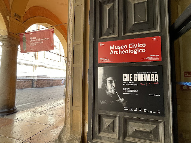 Cartellone d'ingresso della mostra dedicata a Che Guevara esposta a Bologna.