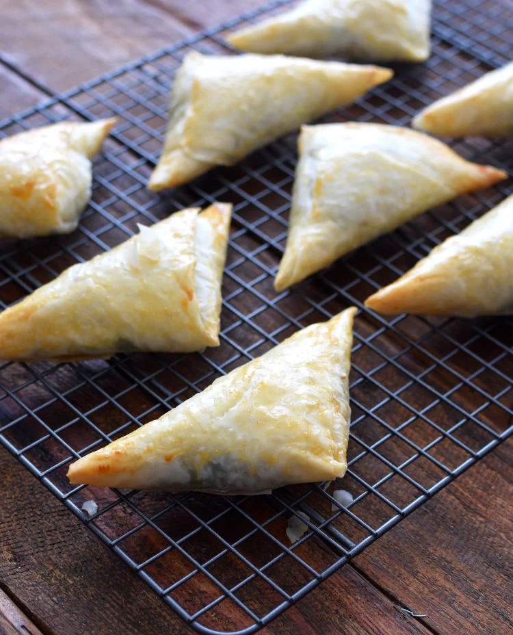 Triángulos de masa filo recién salidos del horno