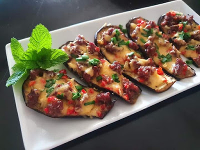 Stuffed eggplant pizza is quick and easy to make, with just a few incredible ingredients. These pizzas won't disappoint you.