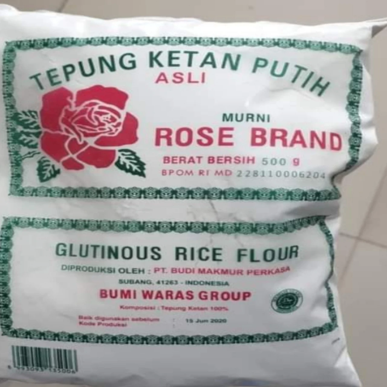 Untuk meraciknya, pertama masukan Tepung  ketan yang akan kalian gunakan