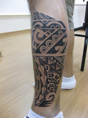 Tatoos Maori na perna