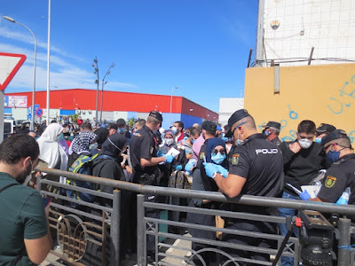 les policiers espagnols commencent à contrôler l'identité des marocains de retour chez eux.