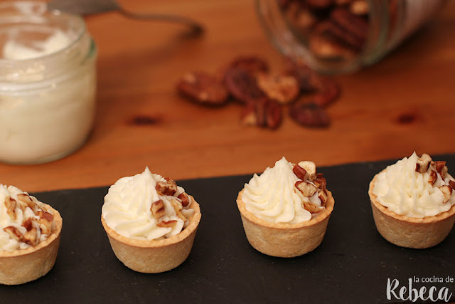 Tartaletas de crema de queso, membrillo y nueces