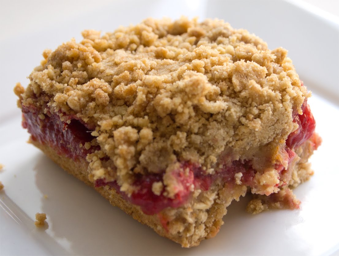 un petit oiseau Strawberry Rhubarb Oatmeal Crumb Bars