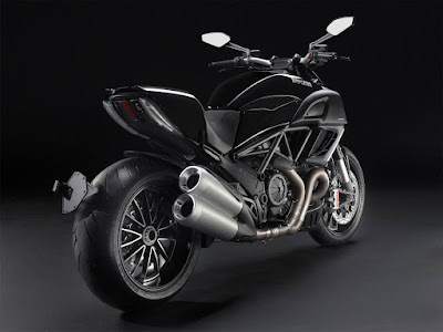 2011_Ducati_Diavel_Carbon_1600x1200_rear_angle