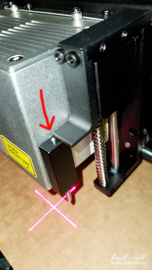 arrow pointing to where the distance sensor installs on the side of the laser head module of the xTool S1 laser cutting maching