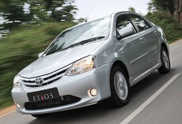 Toyota Etios 2013 prata sedã