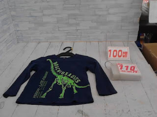 中古品　子供服　１００ｃｍ　ネイビー　恐竜骨格プリント　長袖Ｔシャツ　１１０円