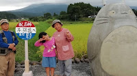 Para animar sua estadia na casa de campo dos avós, na pandemia, e dar aos seus netos um lado mágico da natureza, o casal de avós japoneses criaram uma figura Totoro em tamanho real, personagem do Studio Ghibl.