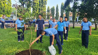 KOMANDAN LANUD HUSEIN S. : MENANAM POHON SEBAGAI BENTUK KEGIATAN PEDULI LINGKUNGAN