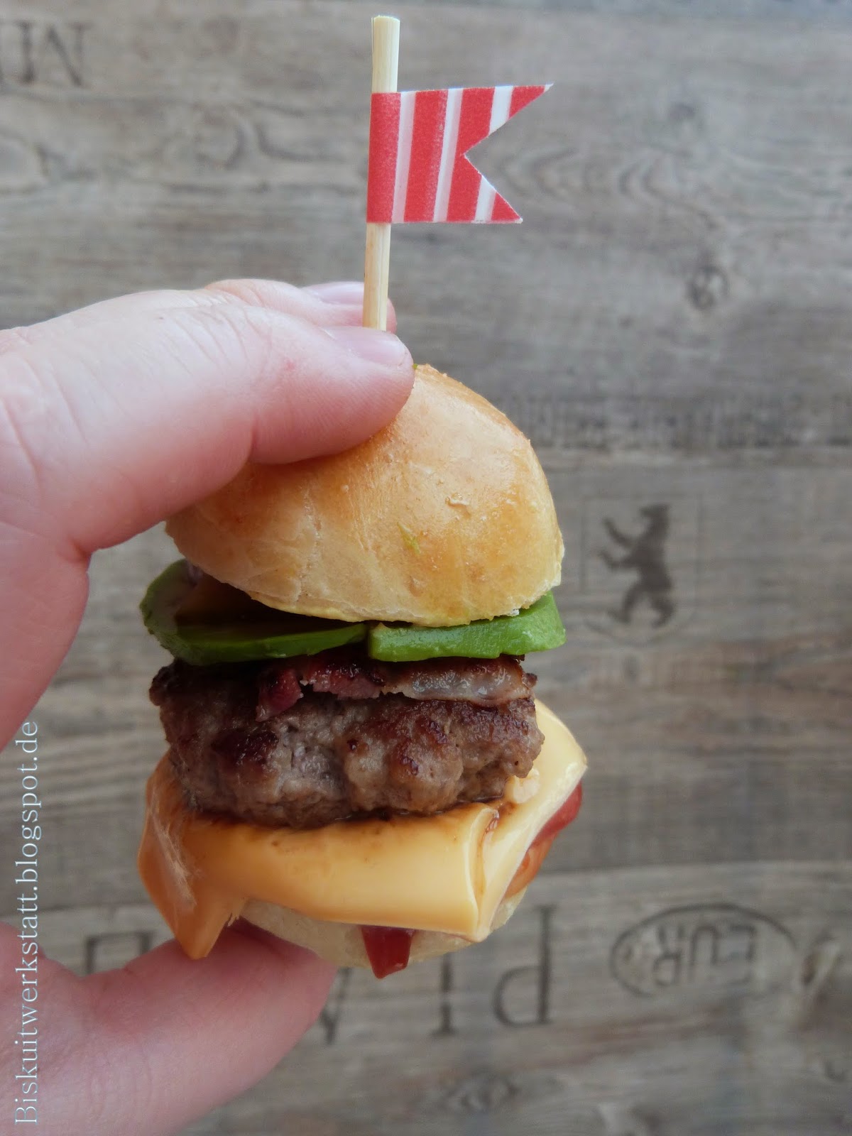 http://biskuitwerkstatt.blogspot.de/2014/04/ein-rezept-fur-mini-burger-buns-und.html