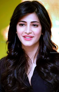 shruti in black wavy hairstyle