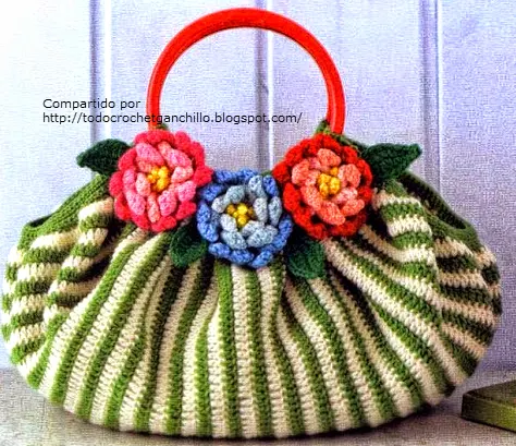 Bello bolso con flores aplicadas al crochet