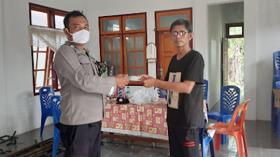 Bhabinkamtibmas Personil Polsek tegakkan Disiplin Prokes dengan membagikan Masker, Mengantisipasi Penyebaran Covid-19