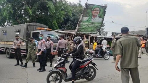 Pria Ini Tantang Pangdam Jaya: Silakan Copot Baliho Habib Rizieq, Besok 'Gua' Pasang Lagi