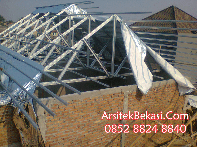 ... tahap pemasangan atap yang menggunakan kerangka atap baja ringan