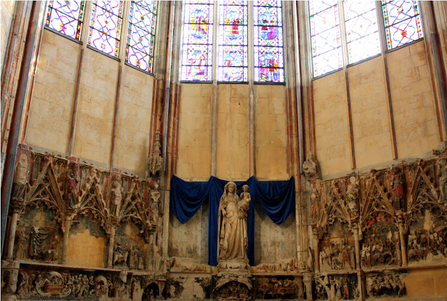 w katedrze Narbony gotyckie retabulum z figurą Marii nad nim witraże 