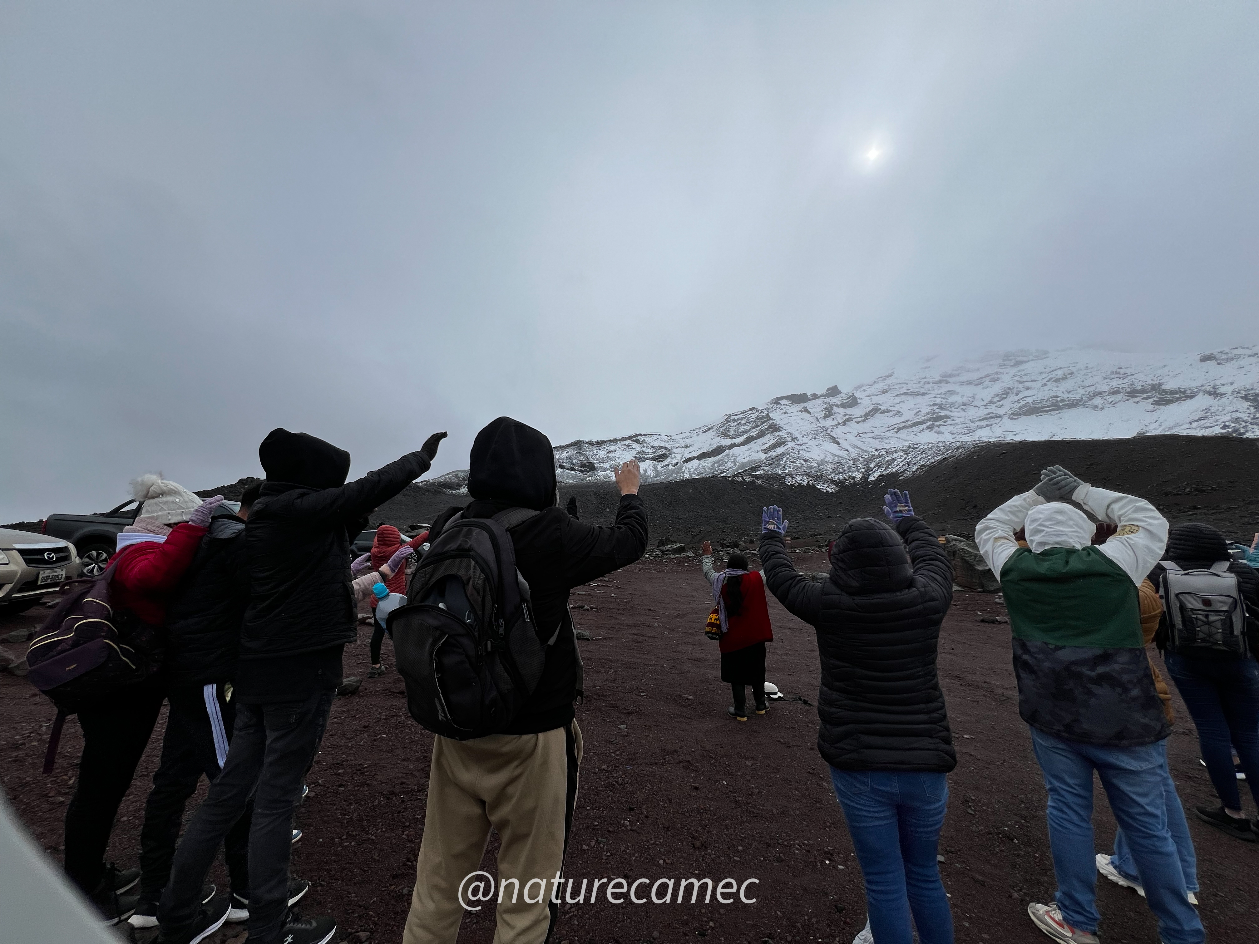Pidiendo permiso al “taita Chimborazo” para poder subir ascender a su cráter.