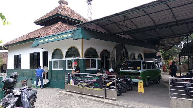 Kegiatan Bersih-bersih Masjid Jami Baiturrohim Gembongan Payaman Secang Kabupaten Magelang