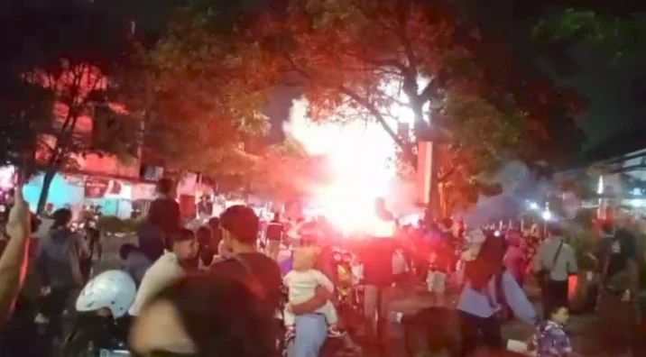 Bandung Terbakar Sukacita, Setengah Hari Tanpa Rambu