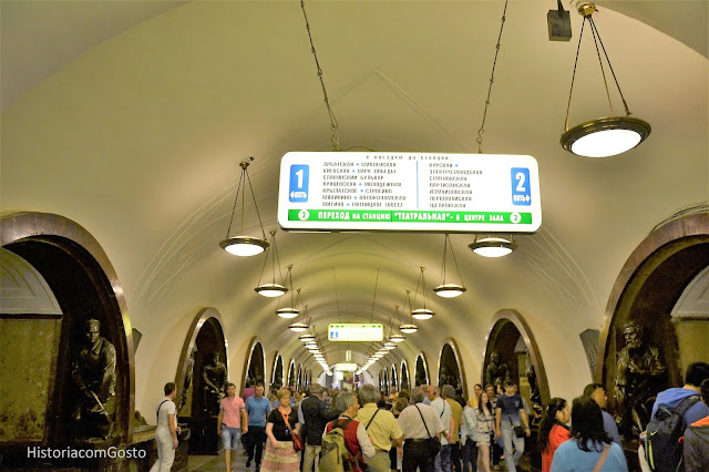 foto de corredor na estação Ploschad Revolyutsii